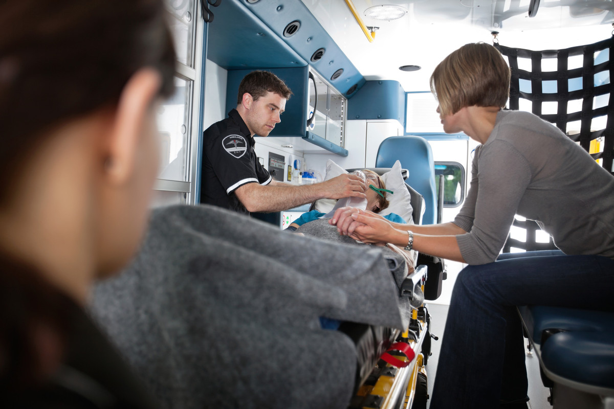 arrière ambulance patient et ambulancier